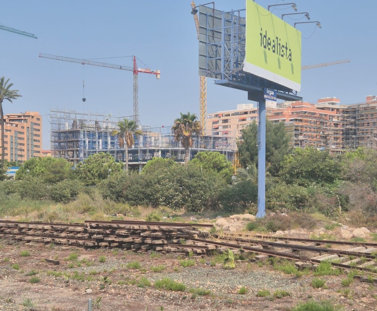 Vecinos del sur de Alicante exigen celeridad en la cesión de las vías de Benalúa 
