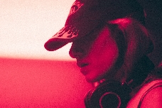 Nueve horas con Lucía Gea, la DJ de Spook que tiene su 'club de fans': "Se me da bien leer la pista"