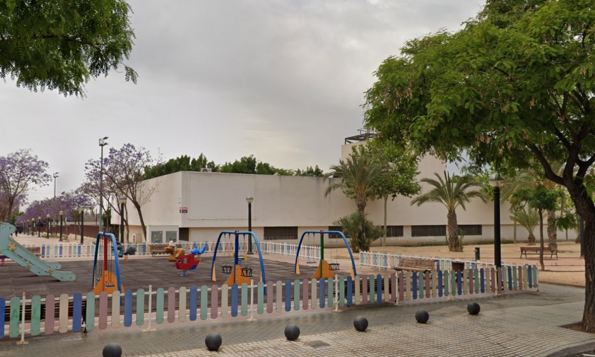 Sede de la Unión Excursionista de Elche, detrás del Kelme - - AP