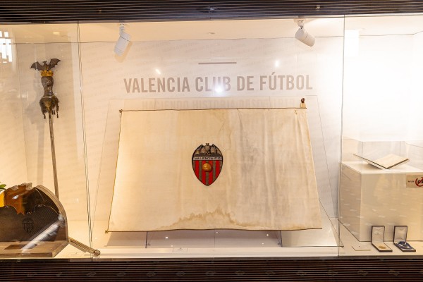 El Valencia homenajea este sábado el centenario de su bandera y el primer himno del club
