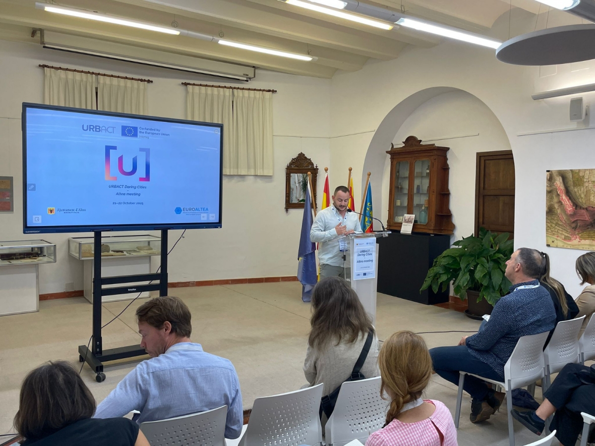 Germán Manjón, edil de Proyectos Europeos, dando la bienvenida en el pasado encuentro del programa URBACT, en Altea. - Germán Manjón, edil de Proyectos Europeos, dando la bienvenida en el pasado encuentro del programa URBACT, en Altea.