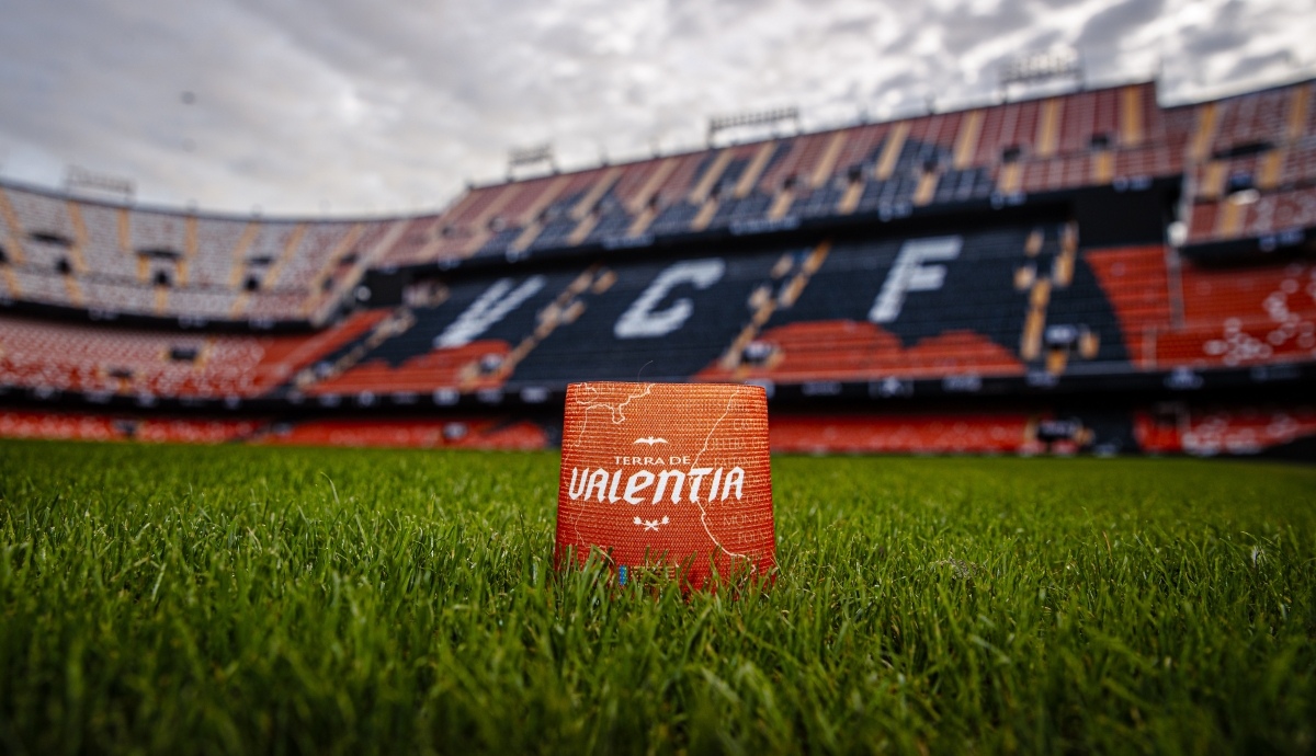 La afición valencianista elige el brazalete 'Mediterranean Orange' para el choque ante el Villarreal CF