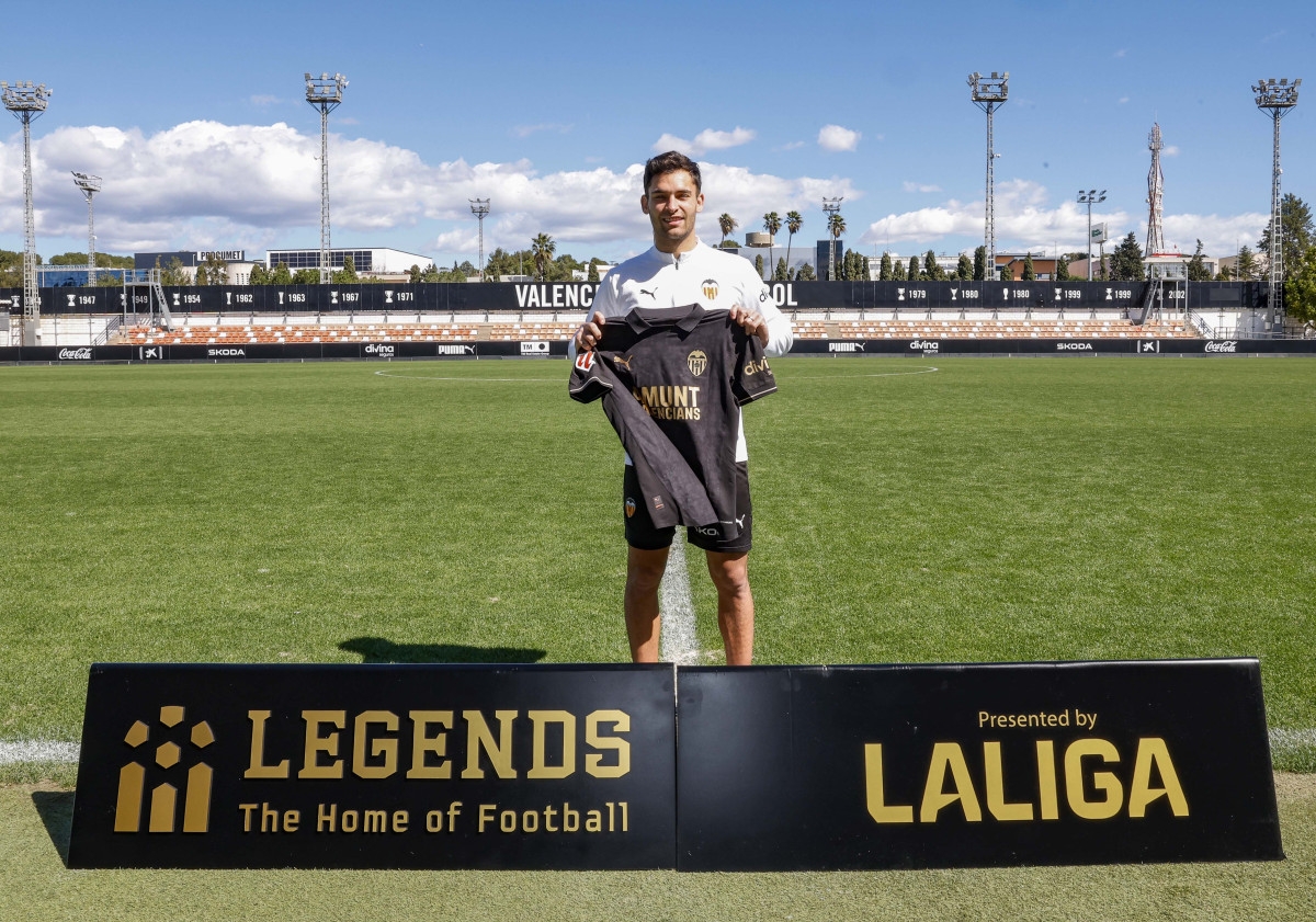 Hugo Duro entrega a LEGENDS la camiseta conmemorativa del partido ante el Real Betis 24-25, dedicada a los afectados por la Dana