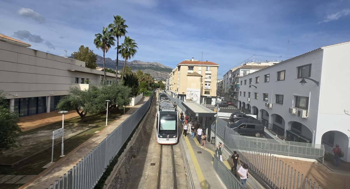 El tren, en la parada de Garganes. - El tren, en la parada de Garganes.