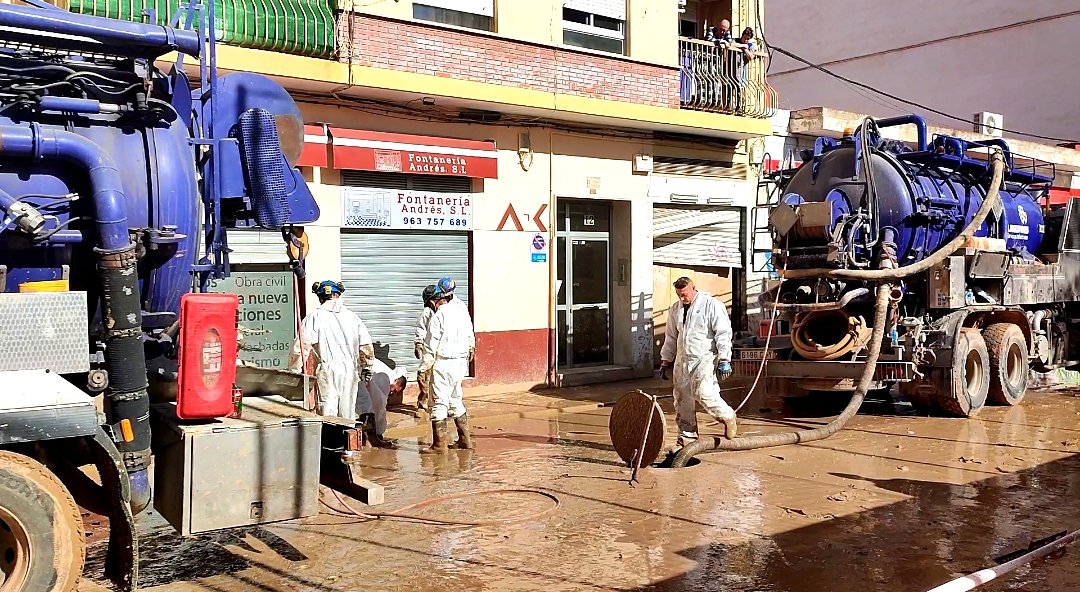 Trabajos de limpieza del alcantarillado afectado por la Dana en Benetússer. - Foto: AYUNTAMIENTO DE BENETÚSSER Trabajos de limpieza del alcantarillado afectado por la Dana en Benetússer.