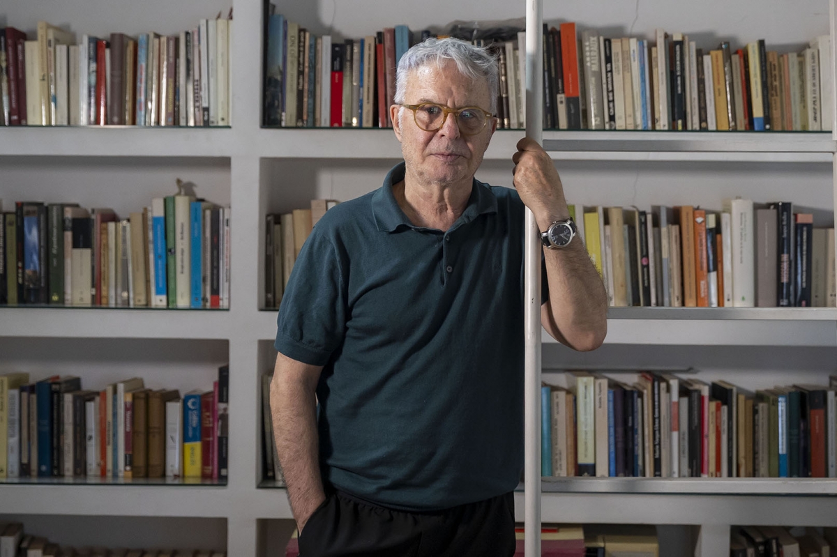 El escritor Ferran Torrent en su despacho.
