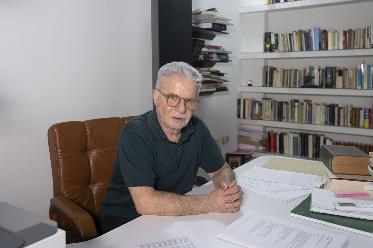 El escritor Ferran Torrent en su despacho.