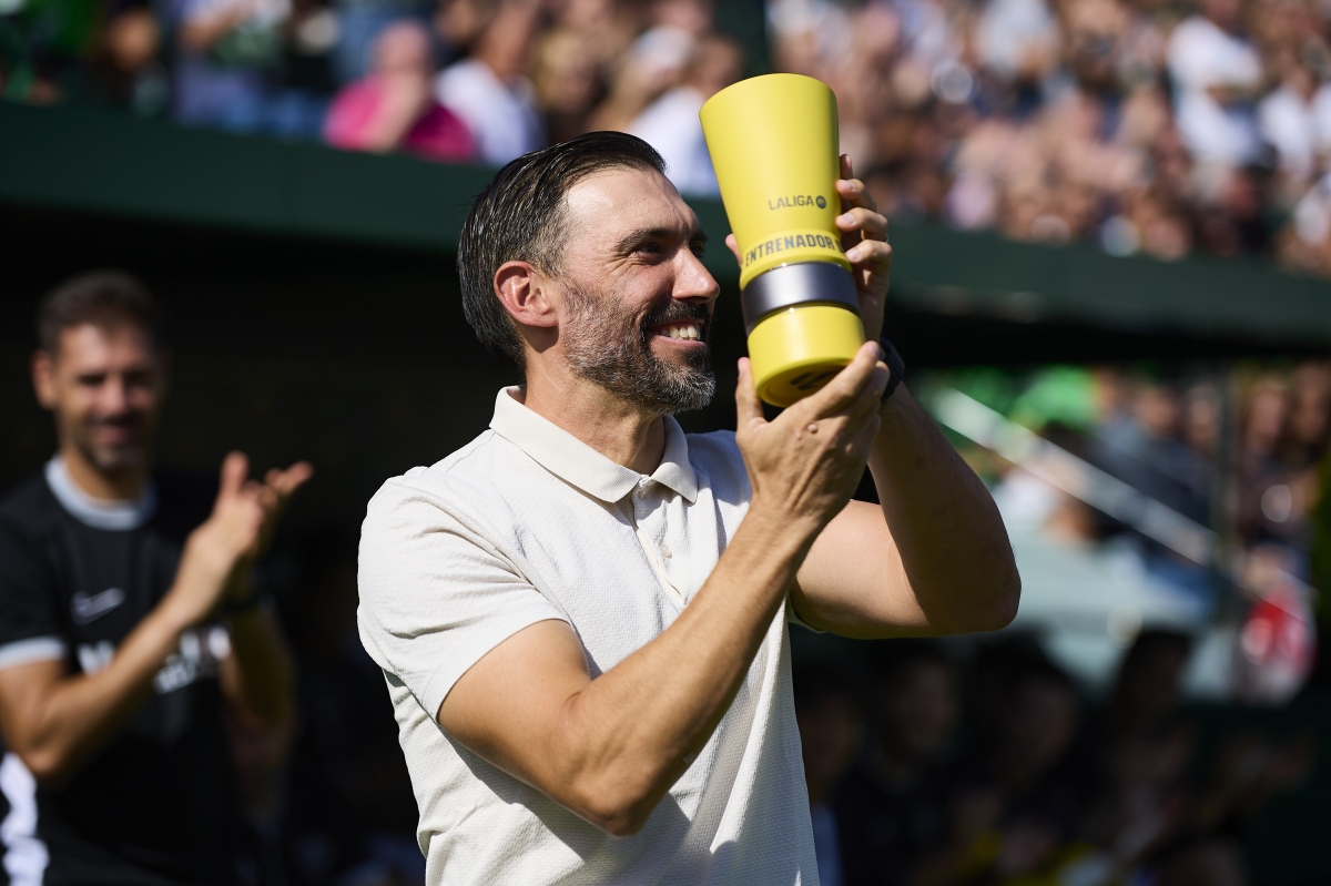 Eder Sarabia alza el trofeo de mejor entrenador del mes de septiembre - Foto: EP