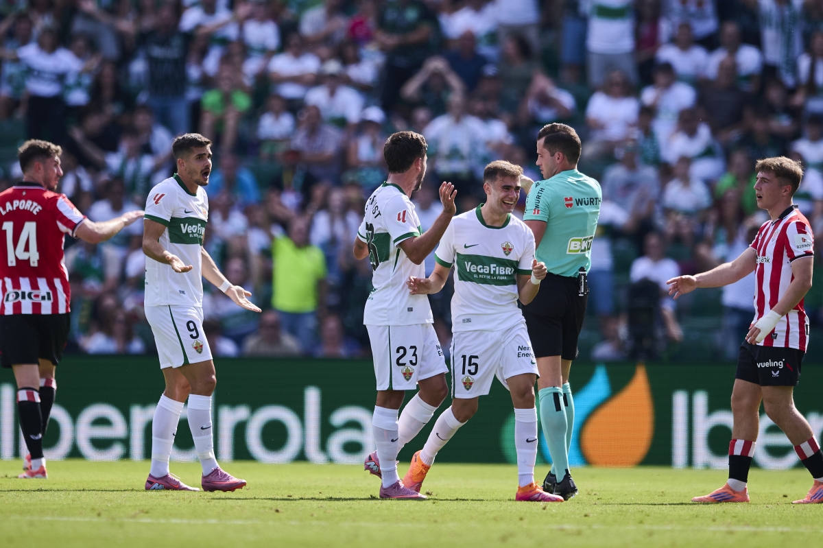 Álvaro Núñez expresa su disconformidad con una decisión arbitral