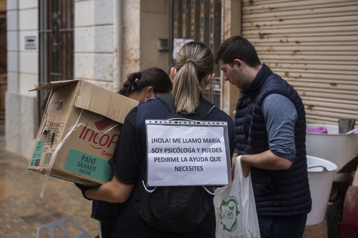 Una psicóloga en una de las zonas afectadas por la Dana. - Foto: JORGE GIL/EP