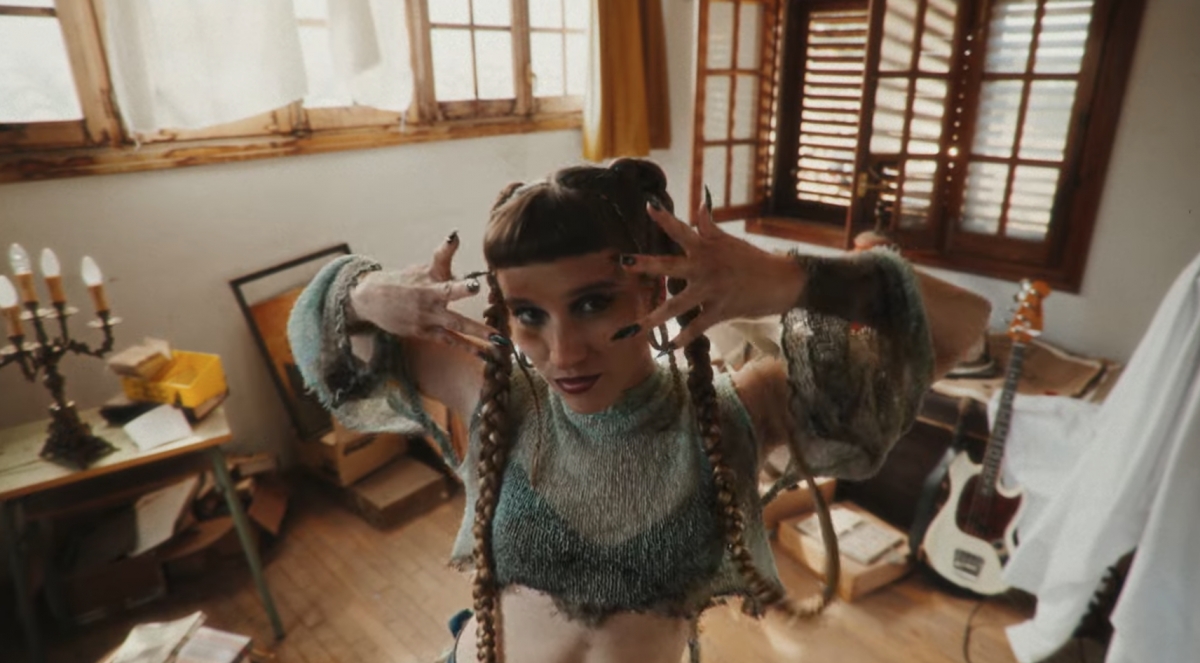 La xica en Amagatall