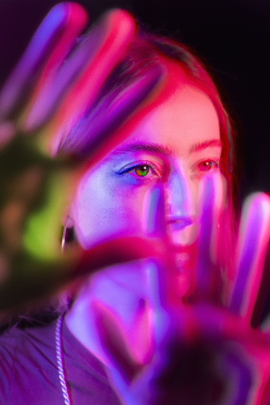 Una mirada vibrante y llena de color a los jóvenes saturados de pantallas: José Filemón expone en el Museo de la Sangre de Murcia 