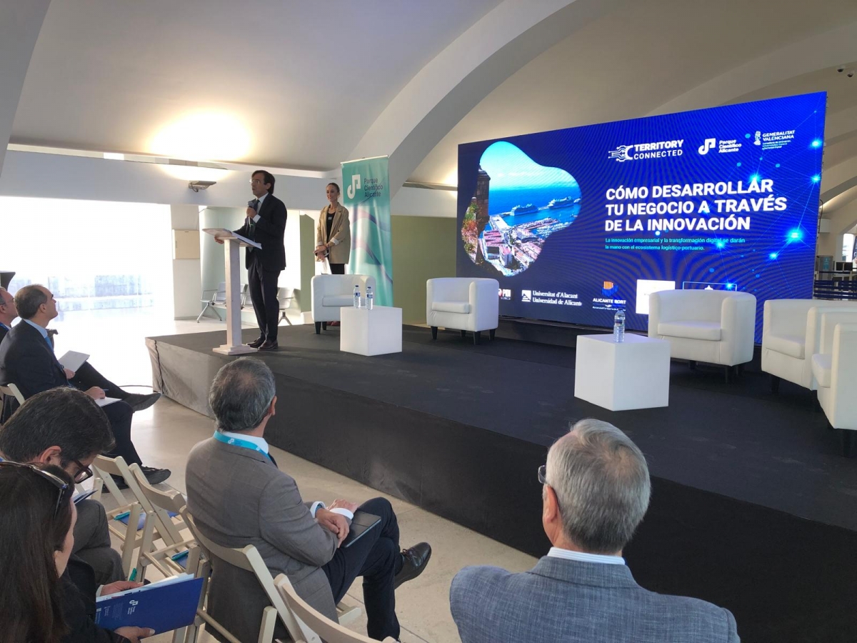 Rodríguez, durante su intervención, ante la mirada de Mora y Llorca. - Rodríguez, durante su intervención, ante la mirada de Mora y Llorca.
