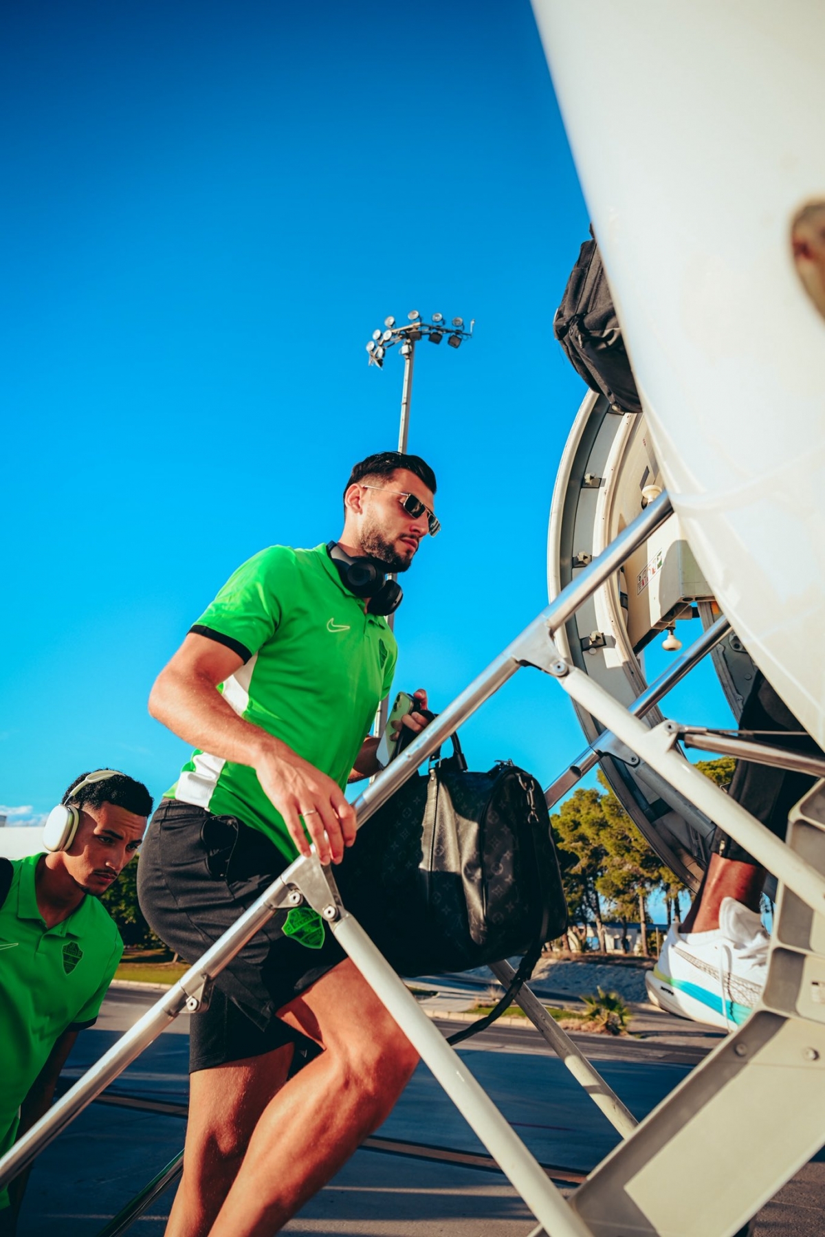 Rafa Mir se sube al avión para viajar a Barcelona - Foto: ECF