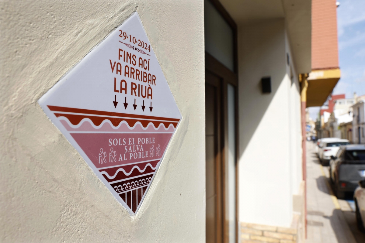 Un azulejo que marca dónde llegó el agua en Paiporta. - Foto: EFE/CHEMA MOYA