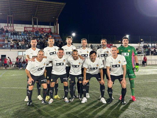 La Peña Deportiva Ayorense y las Leyendas del Valencia CF celebran 75 años de fútbol en Ayora con un sentido homenaje a las víctimas de la DANA