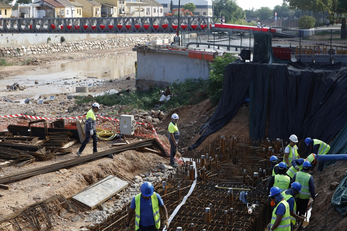 Operarios trabajando en el cauce del barranco del Poyo a su paso por Picanya.  - Foto: EFE/CHEMA MOYA