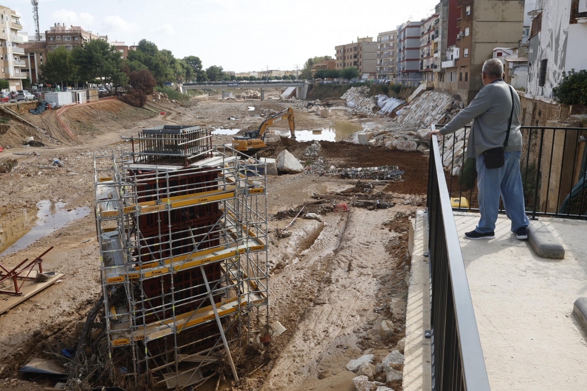Obras para reconstruir una pasarela peatonal arrasada por la Dana. - Foto: EFE/CHEMA MOYA
