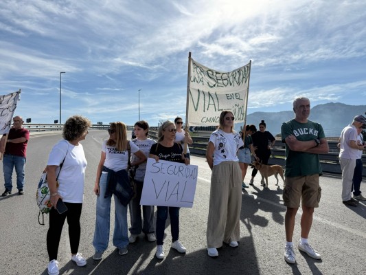 Vecinos de Camino Tiñosa protestan por sus problemas de seguridad vial e infraestructuras y exigen soluciones al Ayuntamiento de Murcia