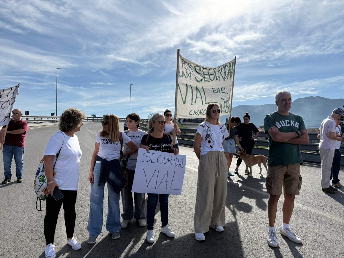 Vecinos de Camino Tiñosa protestan por sus problemas de seguridad vial e infraestructuras y exigen soluciones al Ayuntamiento de Murcia