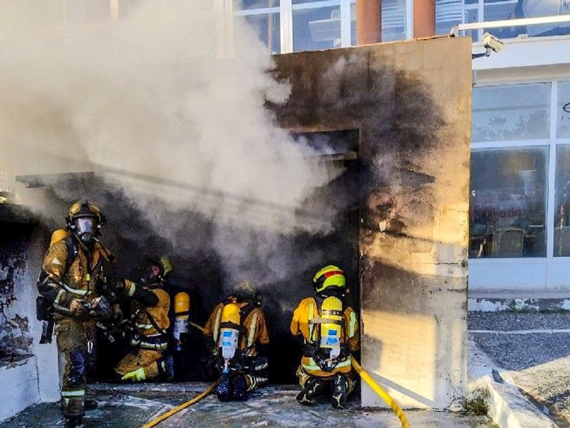 Extinguen un incendio en el garaje de un local en Moraira casi 20 horas después de iniciarse