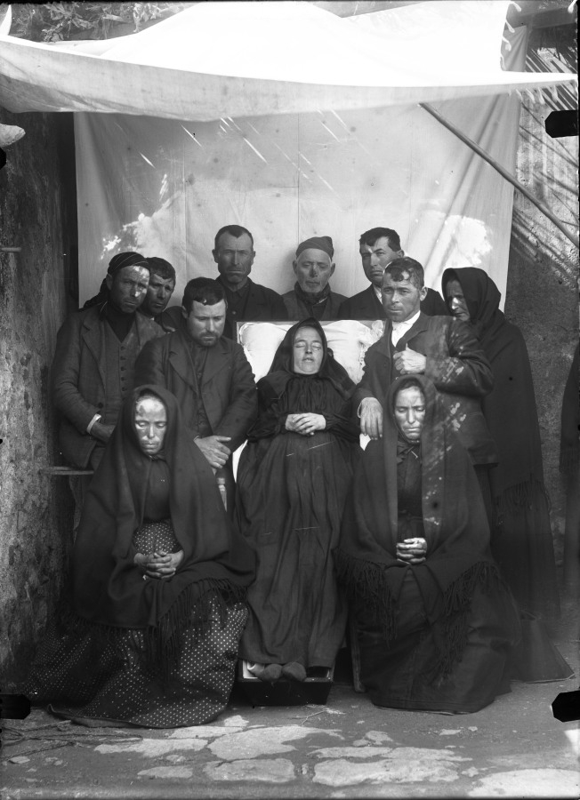 Cuando la fotografía le ponía cara a la muerte: así es la galería de retratos 'post mortem' del Archivo Regional