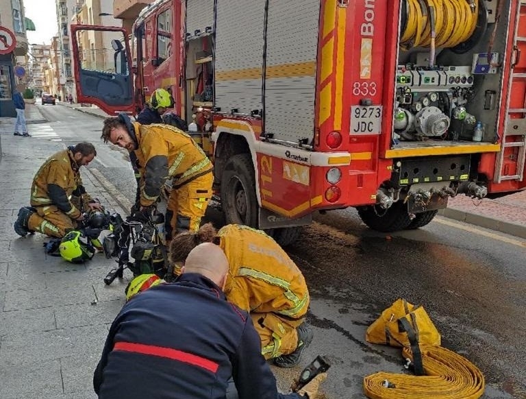 Dos atendidos por inhalación de humo en un incendio en los contadores de un edificio en Dénia
