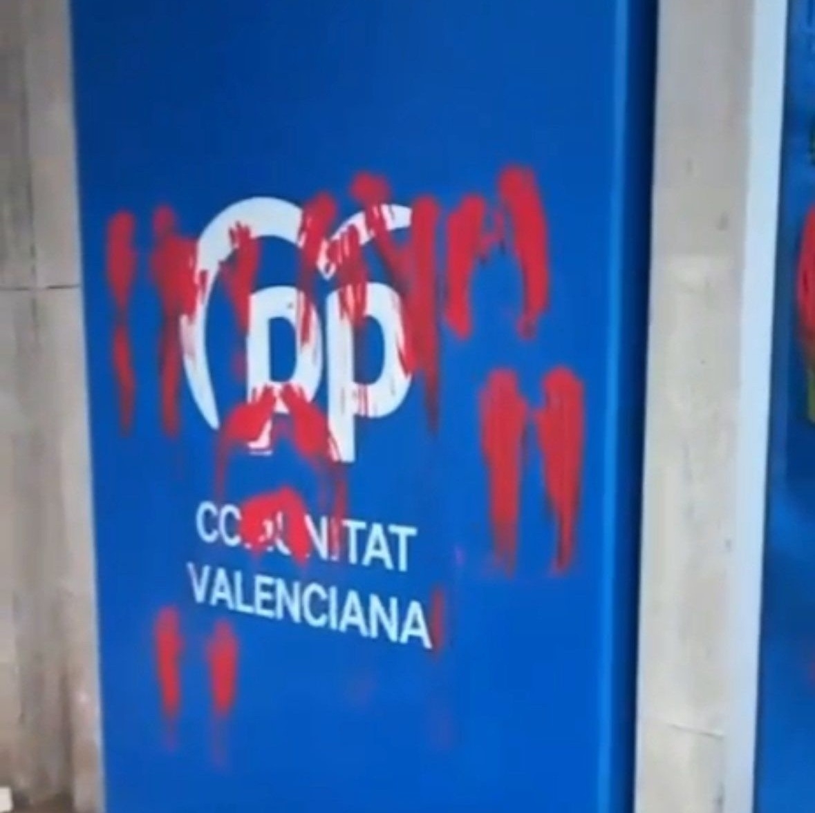 Vandalizan la sede del PP en València con pintura roja y el mensaje 
