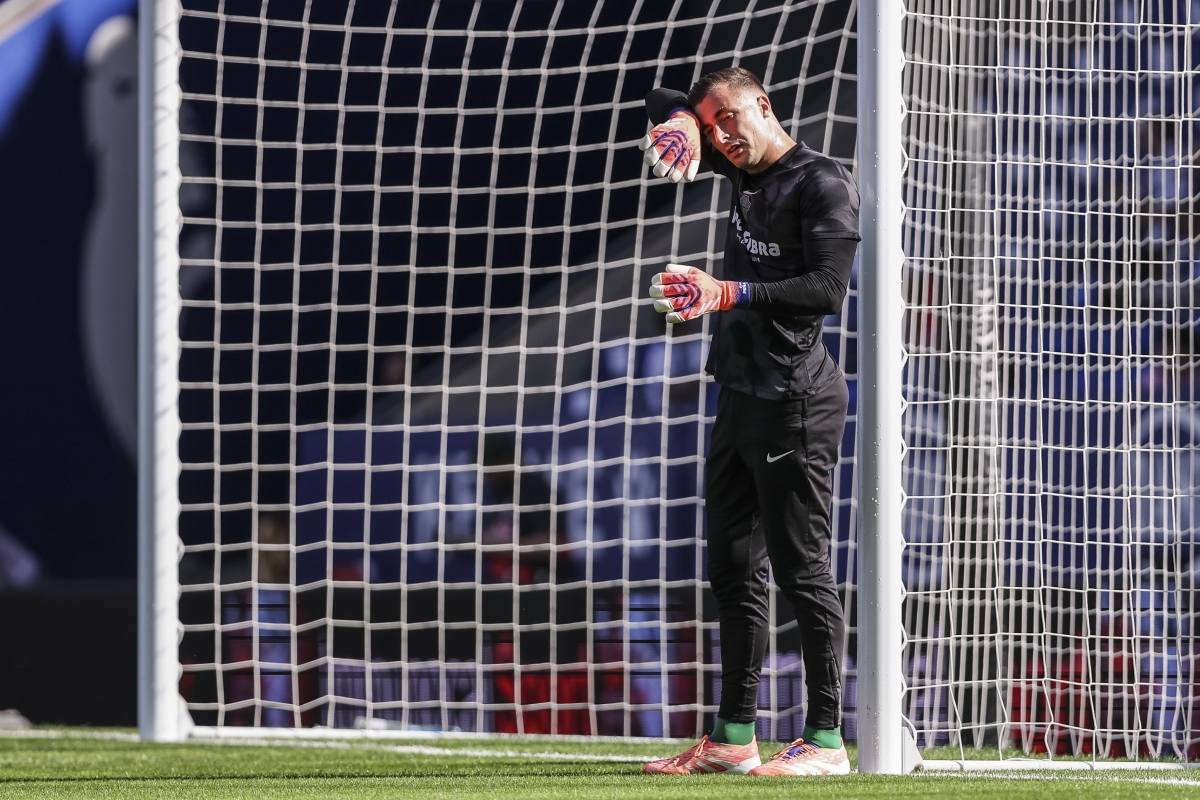 Iñaki Peña, portero del Elche CF en el calentamiento del choque contra el RCD Espanyol - Foto: EP