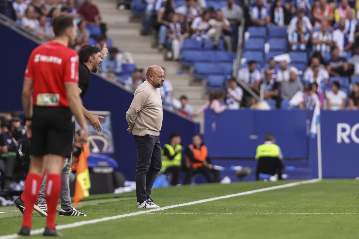 Eder Sarabia y Manolo González enla banda del RCDE Stadium  - Foto: EP