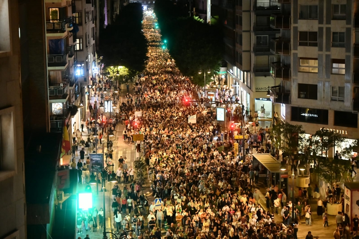 Miles de valencianos piden la dimisión de Mazón al año de la Dana: 
