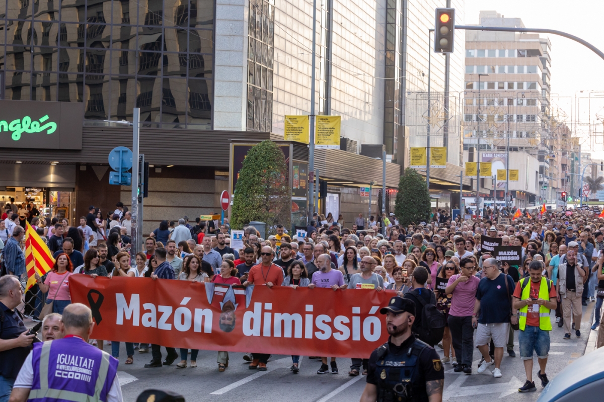 La manifestación en Alicante contra Mazón, en imágenes