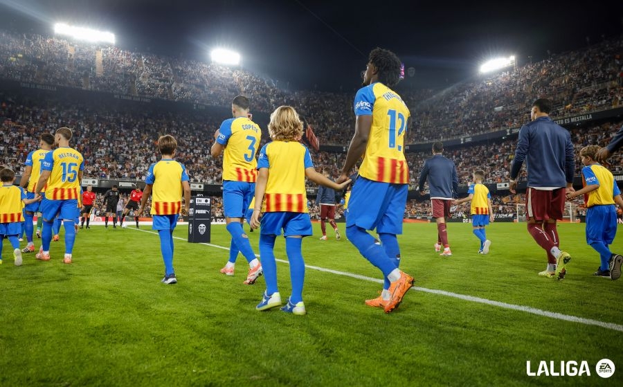 Valencia y Villarreal homenajean en Mestalla a los afectados por la dana en el aniversario