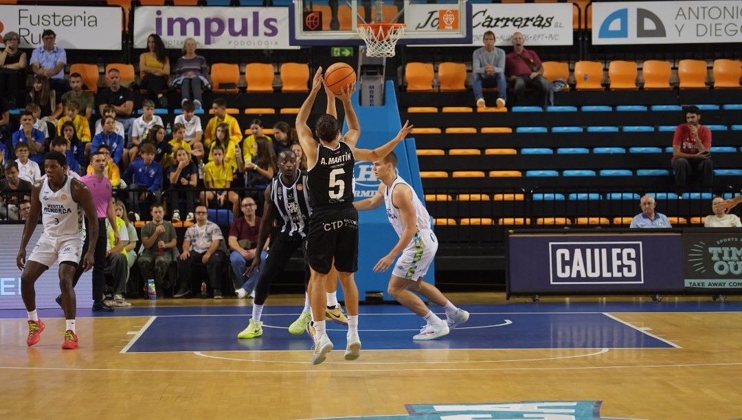 El Caesa es arrollado en Menorca (97-61) y sigue mostrando debilidad como visitante en Primera FEB