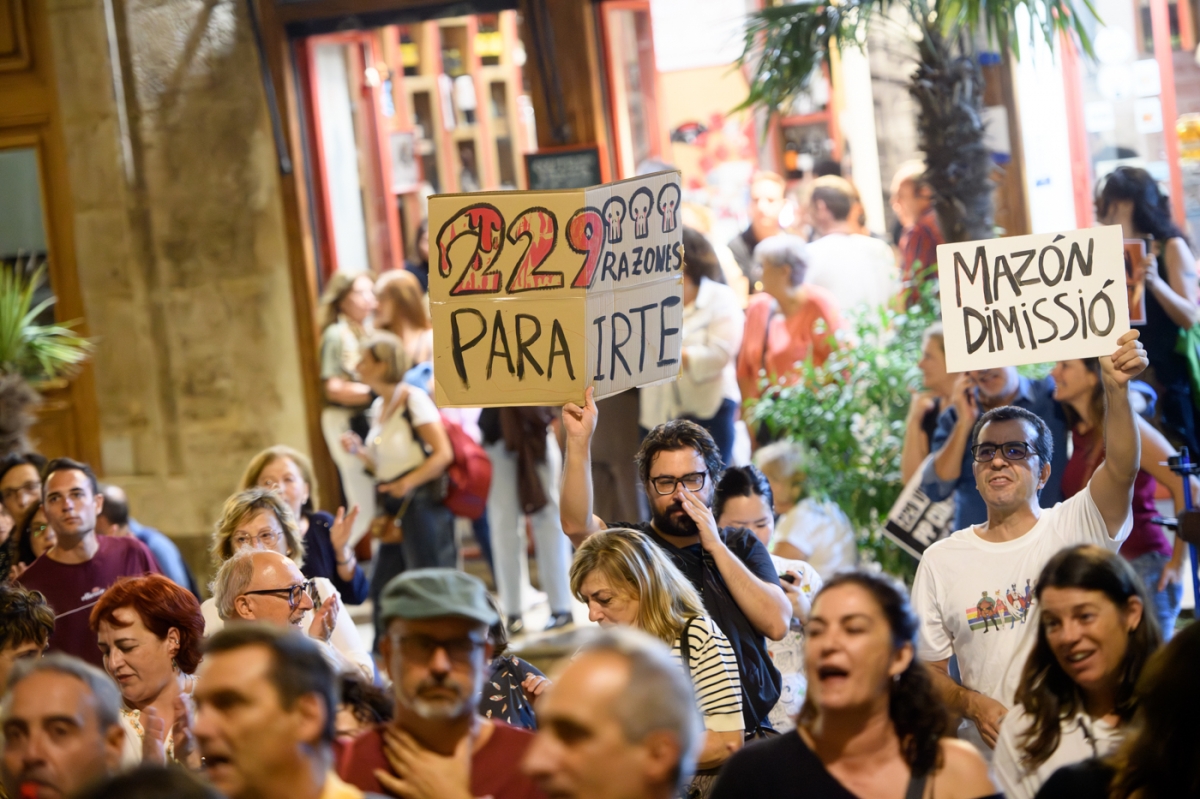 Trabajadores de À Punt y varios partidos critican la emisión de toros en lugar de la manifestación contra Mazón por la Dana