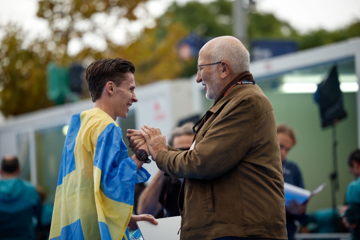 Andreas Almgren revienta el récord europeo del Medio Maratón en València