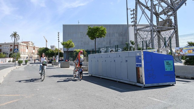 València instala un aparcamiento con taquillas privadas para bicis y patinetes en La Marina