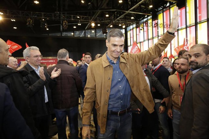 El secretario general del PSOE y presidente del Gobierno, Pedro Sánchez, durante el cierre de las jornadas ‘Atrévete a construir el futuro. Los Fondos Next Generation, motor de crecimiento en Castilla y León’, en el Palacio de Exposiciones de León, a 26 d