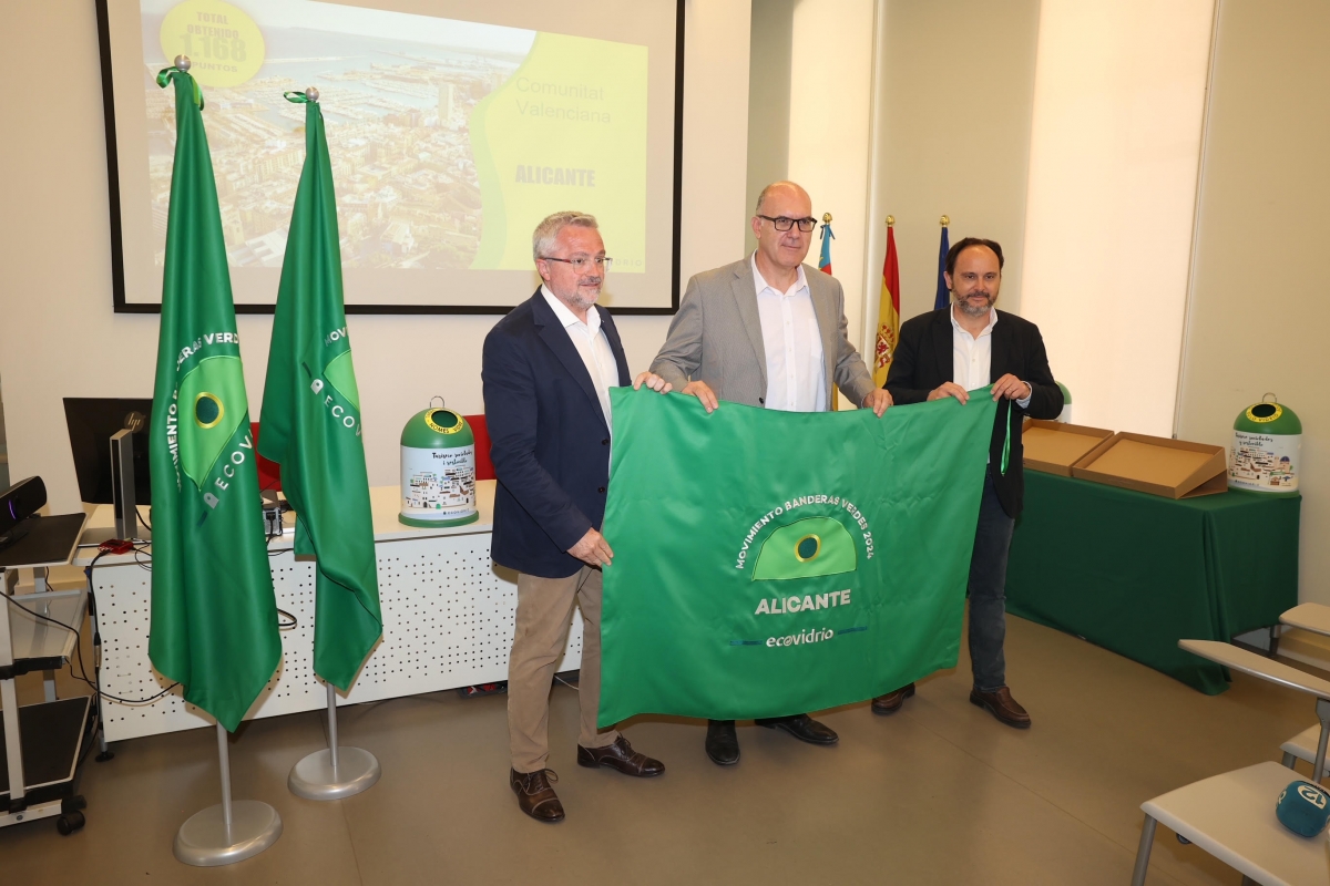 Alicante revalida la Bandera Verde por el reciclaje de vidrio al recoger dos millones de kilos este verano