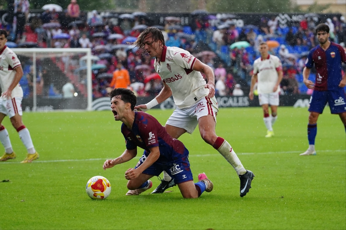 El Murcia rompe su racha de derrotas y ya no es colista pero sigue en el pozo con un empate insuficiente en Elda