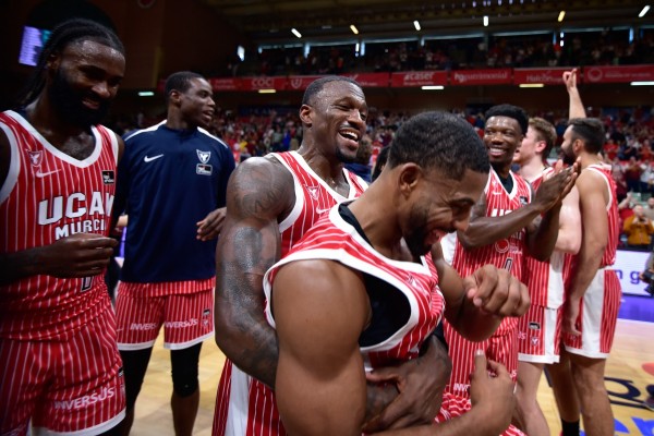 El UCAM CB, con el liderazgo de un gran DeJulius, vence a un irregular Baskonia