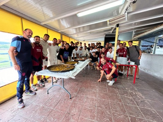 La plantilla y el cuerpo técnico del Levante celebran el coliderato con una comida
