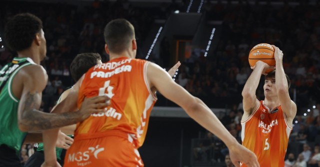 Valencia Basket mantiene su pleno de victorias con una gran segunda parte ante Joventut