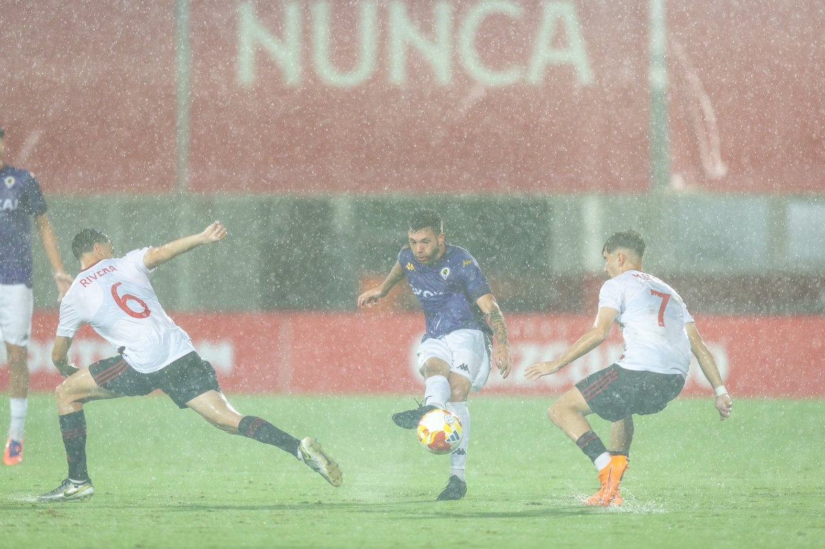 La lluvia condiciona el desarrollo del Sevilla Atlético-Hércules CF durante buena parte del mismo - Foto: LOF La lluvia condiciona el desarrollo del Sevilla Atlético-Hércules CF durante buena parte del mismo