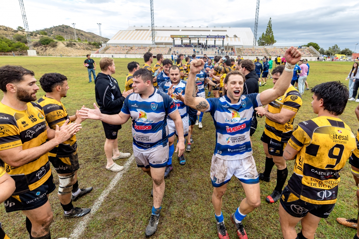 Pasillo de honor a los jugadores del Huesitos La Vila tras su victoria - Foto: FITO GONZÁLEZ