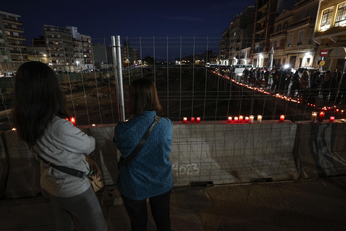 Voluntarios y vecinos recuerdan con una cadena humana a víctimas de la Dana en Paiporta