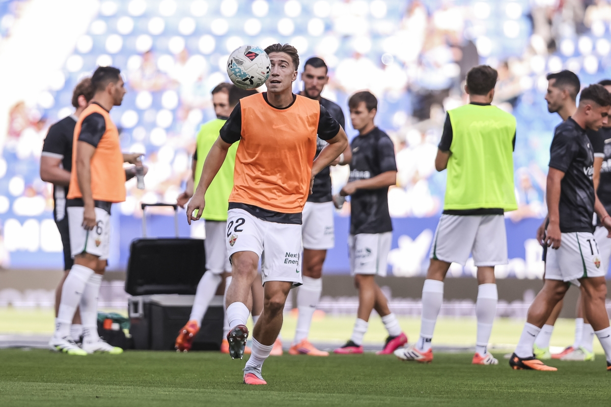 David Affengruber durante el calentamiento en el RCDE Stadium - Foto: EP David Affengruber durante el calentamiento en el RCDE Stadium