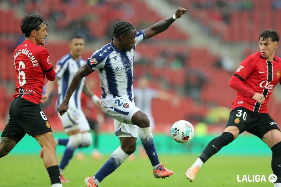 Etta Eyong lidera el ataque del Levante: máximo goleador, asistente y rematador