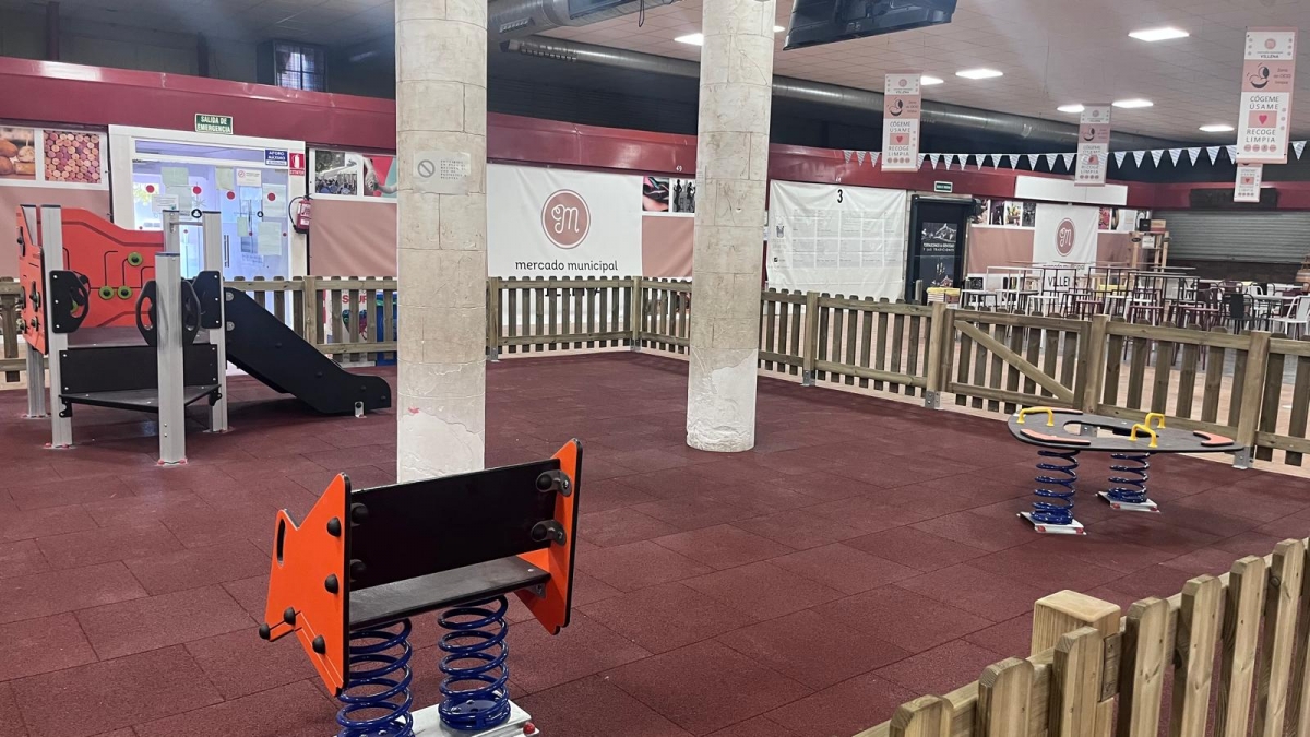 Villena renueva la zona de juego infantil del Mercado Municipal