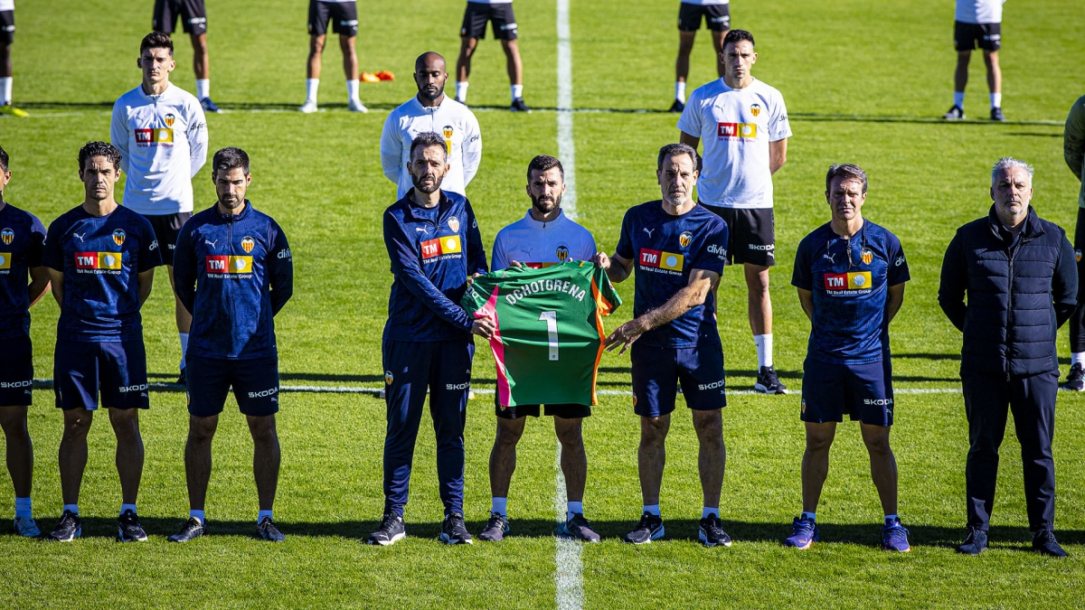 El Valencia CF, Valencia CF Femenino y VCF Mestalla guardan un minuto de silencio en memoria de la leyenda valencianista José Manuel Ochotorena